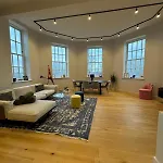 Modern Flat, Ideal Location!